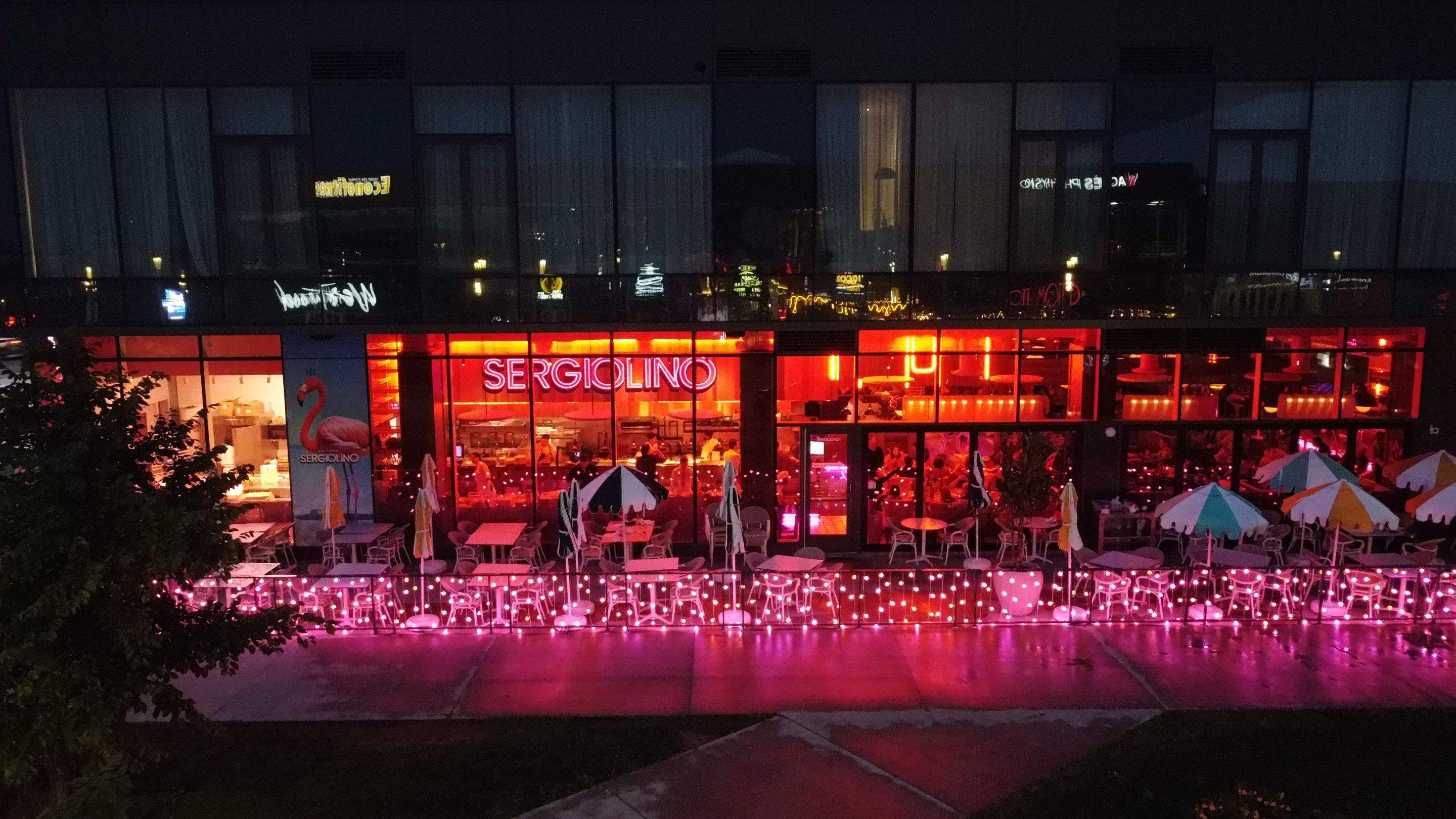 Décoration terrasse restaurant Laval: effet wow en lumières roses