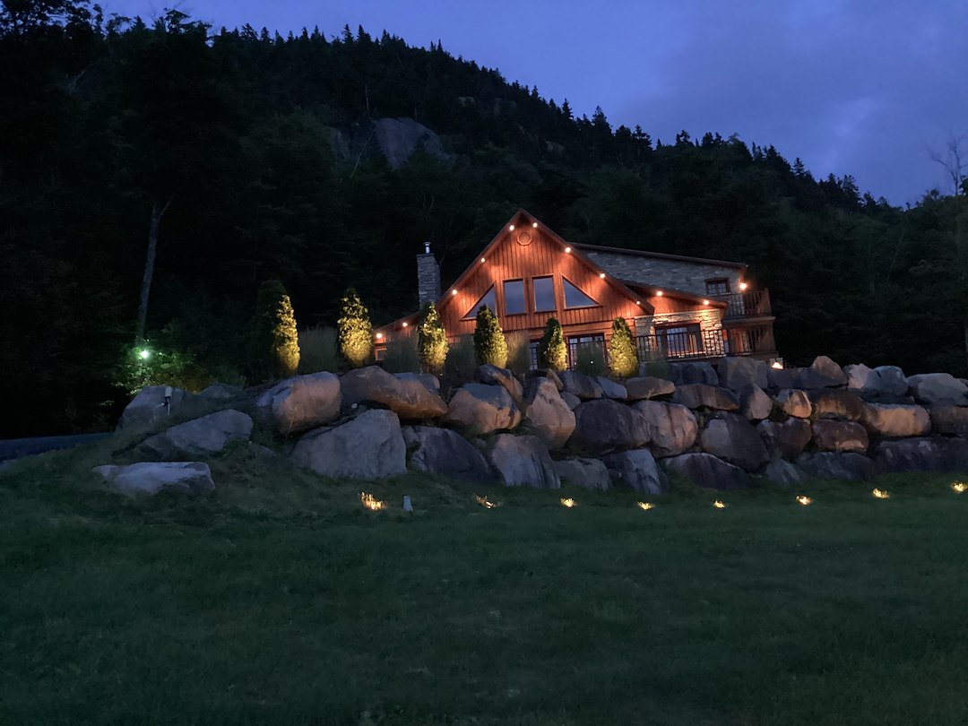 Illuminez splendidement votre chalet à Sainte-Agathe avec l'éclairage paysager