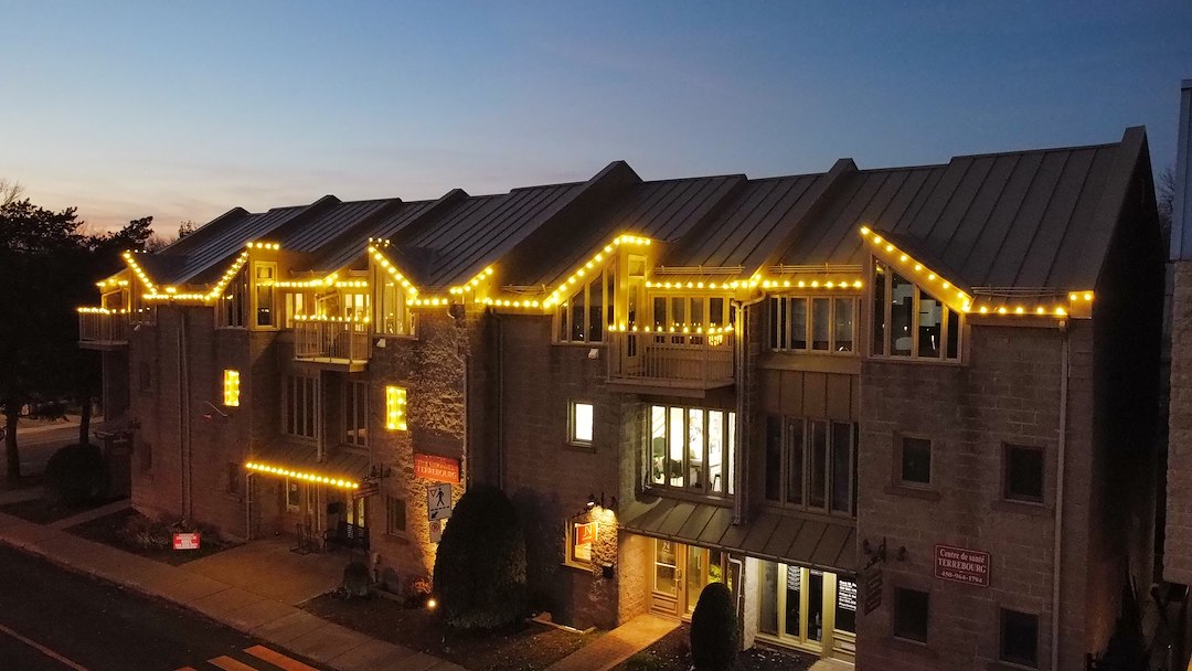 Installation des lumières de Noël sur un bâtiment commercial à Terrebonne