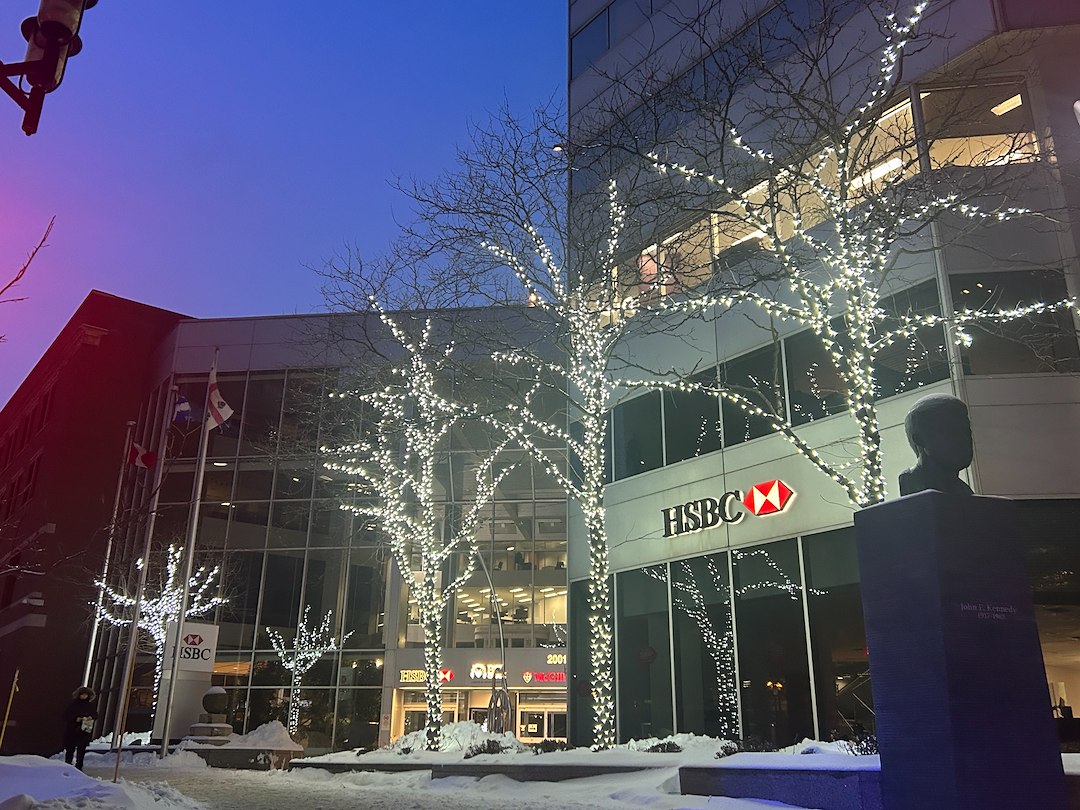 Installation Professionnelle de Lumières de Noël Commerciales à Montréal