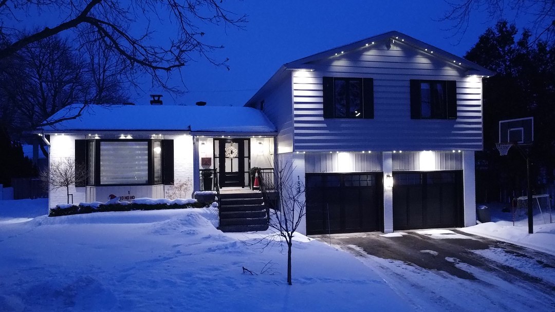 Léclairage extérieur permanent Gemstone Lights transforme une maison à Beaconsfield